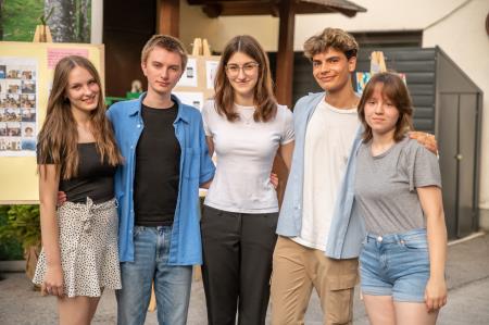 Pet mladih, ki so sodelovali v razpravi